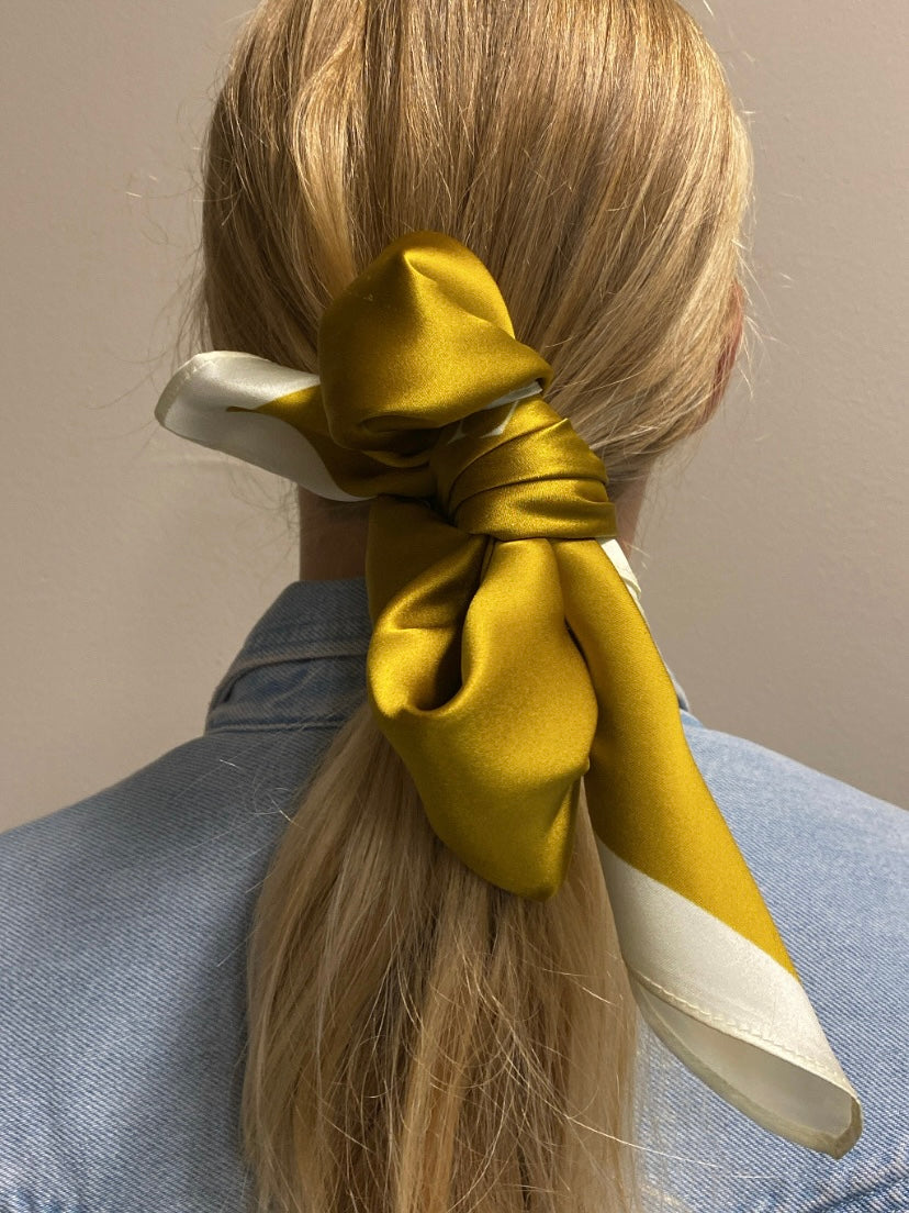 Slik styler du silkeskjerf i håret