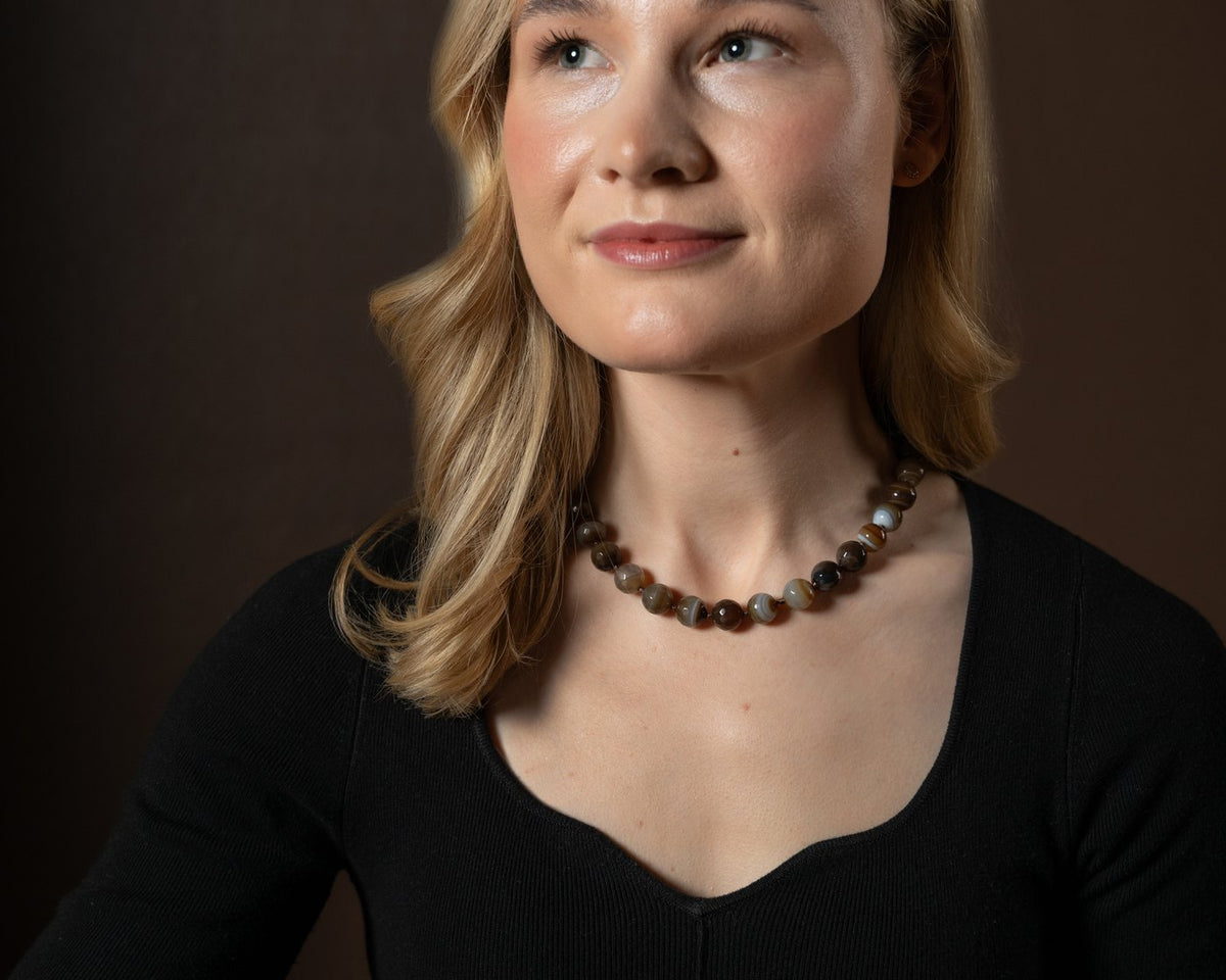 Halskjede Zoe Brown Agate på modell