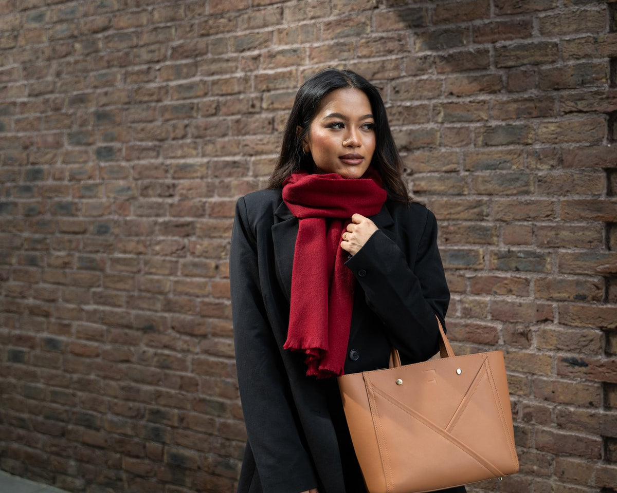 Skinnveske Aurora Camel båret i bybildet