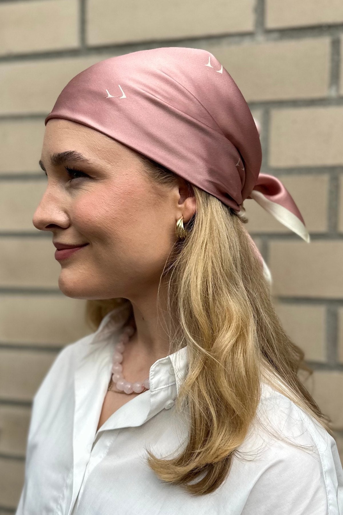 Silkeskjerf Paris Dusty Pink på hodet