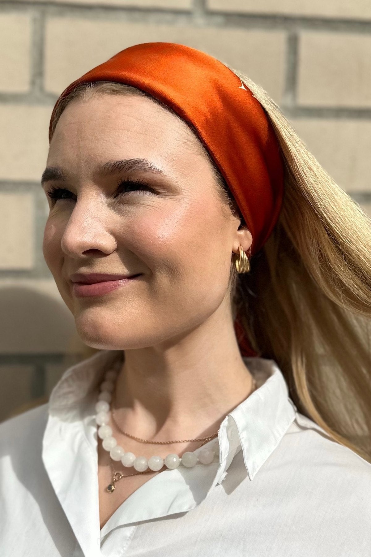 Silkeskjerf Paris Orange knyttet i håret