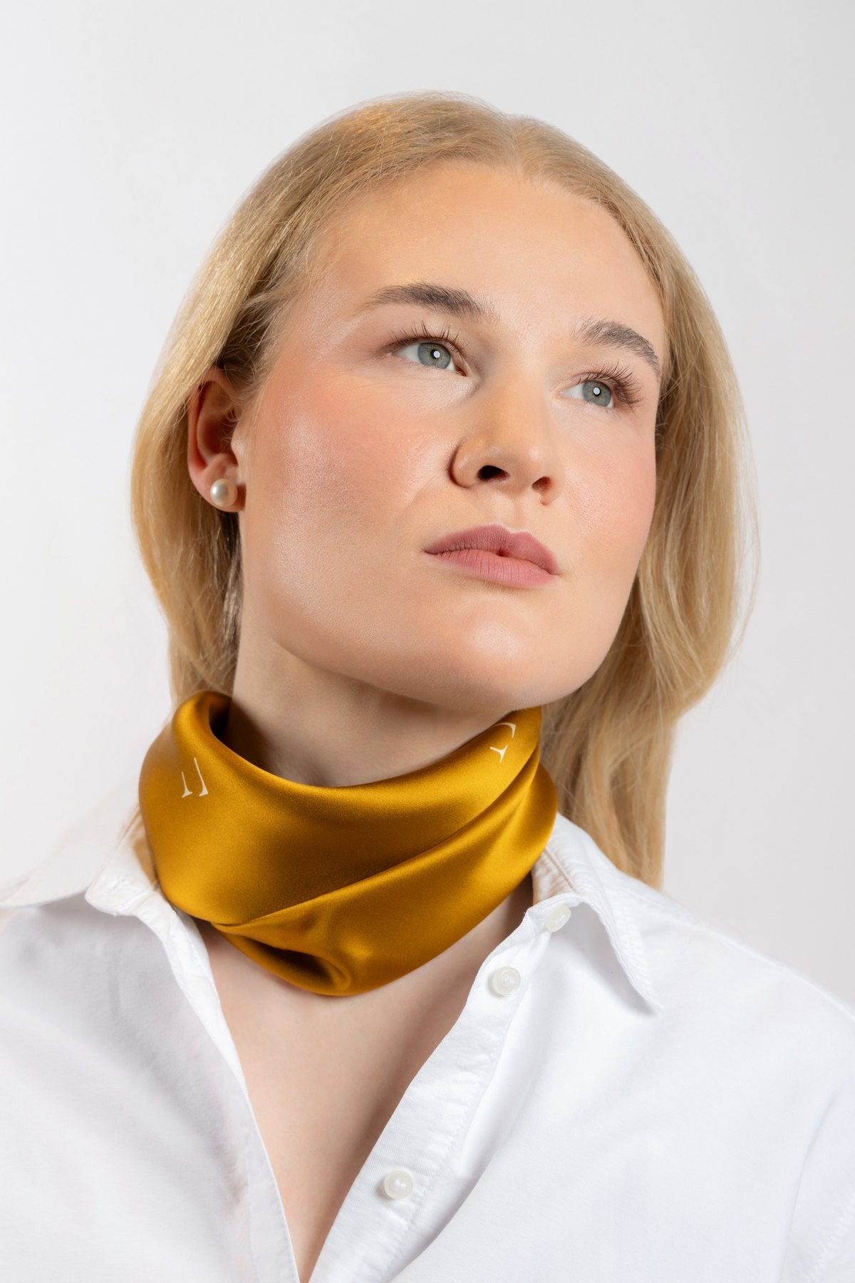 Paris Yellow lagt tett rundt halsen