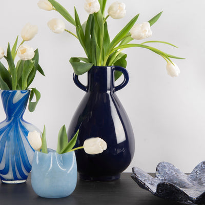 Broste Copenhagen Lysglass Esther Blue - Elegant lysglass laget i farget glass, vist sammen med Broste Copenhagen Vase Simi Blå og Broste Copenhagen Vase Virvel Blå