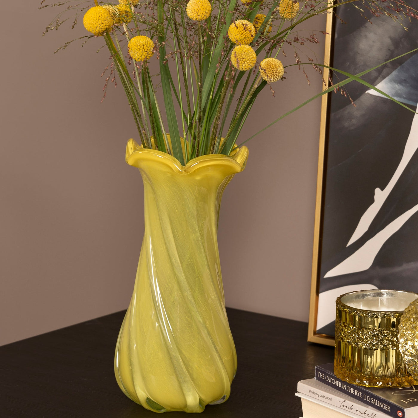 Bahne Vase Glass Yellow - En lekker glassvase med mange bruksområder, vist sammen med EDG Duftlys Crystal Yellow