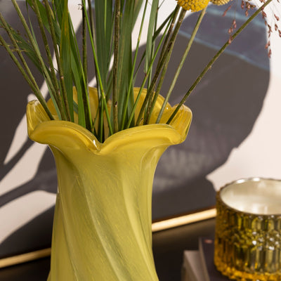 Bahne Vase Glass Yellow - En lekker glassvase med mange bruksområder, vist sammen med EDG Duftlys Crystal Yellow