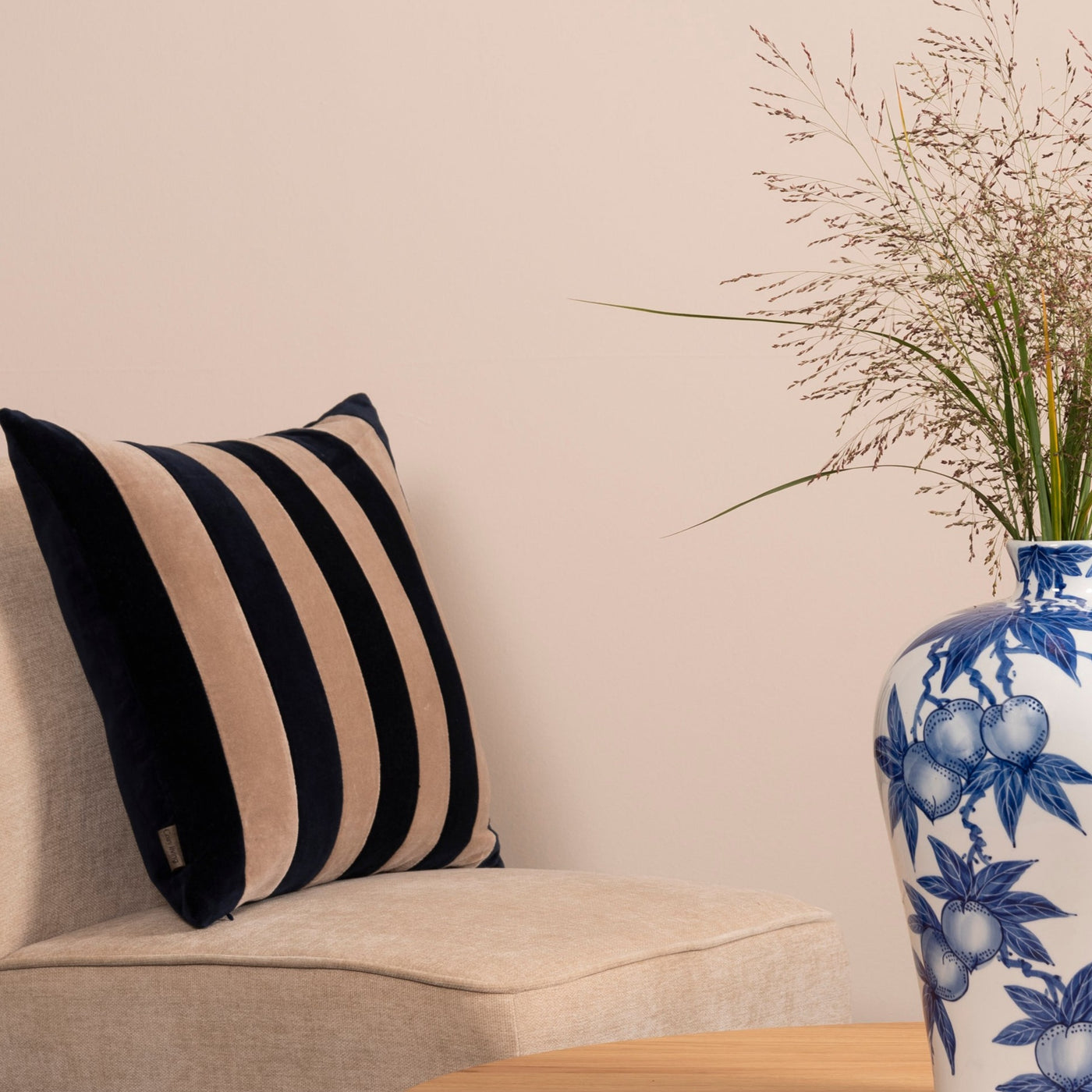 Cozy Living Putetrekk Carla Navy & Alpaca - Mykt og deilig putetrekk i 100% bomull, vist sammen med EDG Vase Ching