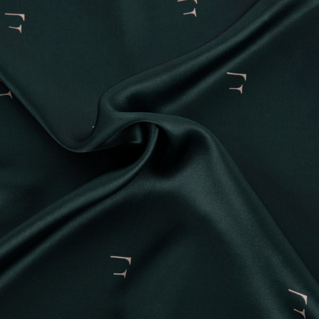 Frimino Paris Green Silkeskjerf - mørk grønt farget skjerf i 100% silke med champagne farget kant og diskre print